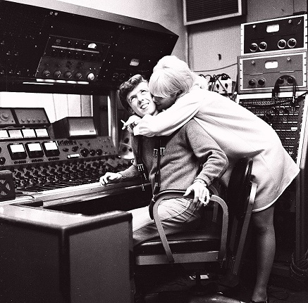 The Handshake That Built Frankie Valli: A Legacy of Blind Trust